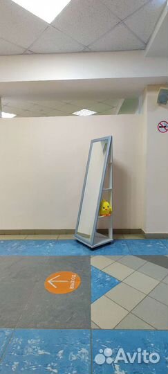 Зеркало напольное на колесах