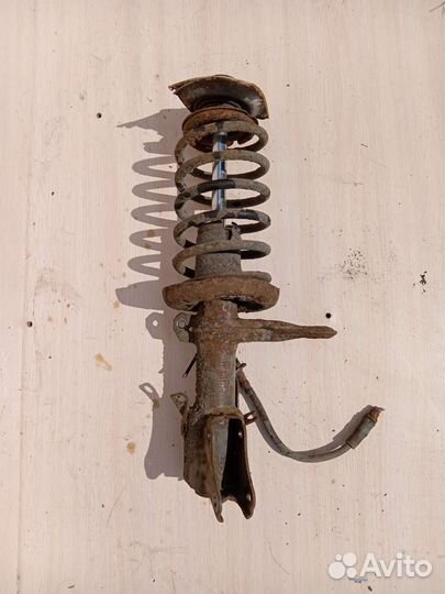 Передняя левая стойка на ауди 80 б3 1.8л