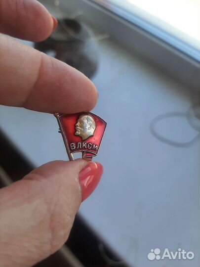 Комсомольский значок СССР