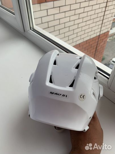 Хоккейный шлем