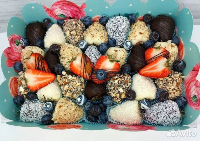 Набор из клубники в темном и белом шоколаде с голу