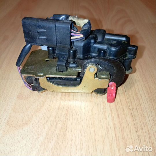 Замок багажника Chrysler Voyager 4