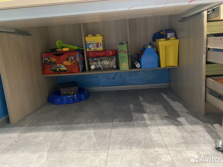 Кровать чердак со столом выдвижным