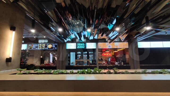 Корнер в фудхолле, общественное пространство