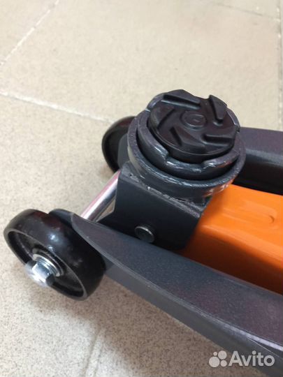 Домкрат подкатной в кейсе 2 т., 135-330 мм Ombra