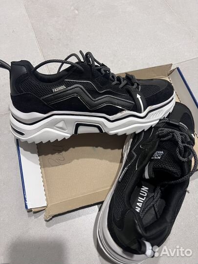 Кроссовки женские