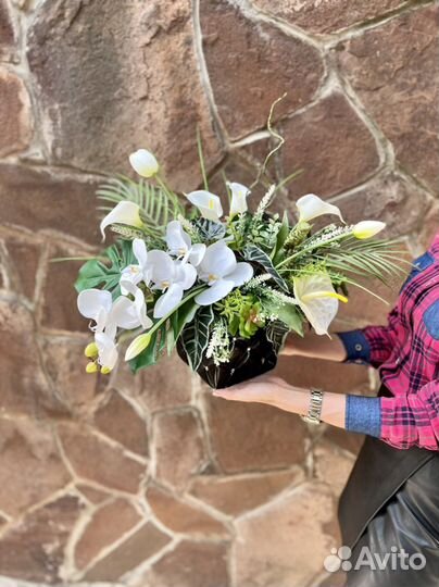 Композиция из искусственных цветов