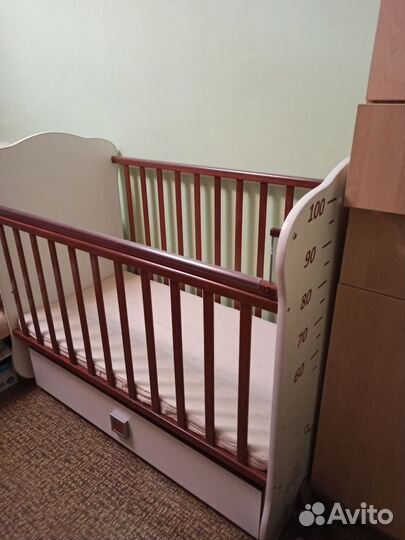 Детская кроватка с маятником и ящиком