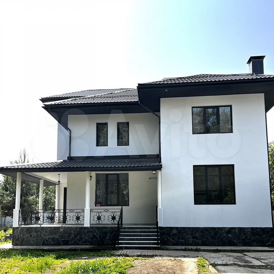 Коттедж 370 м² на участке 20 сот.