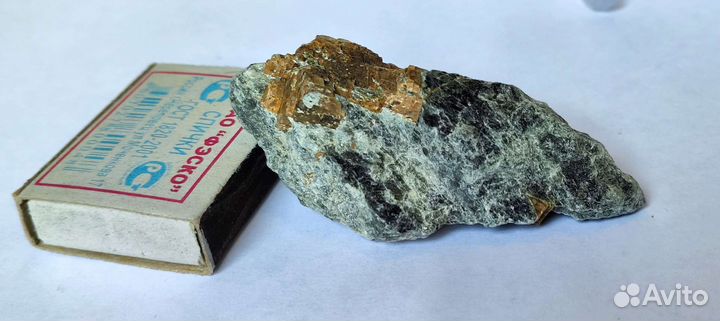 Брейнерит в хлоритовом сланце