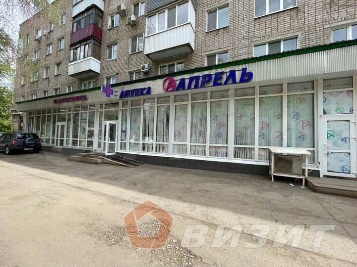 Торговое помещение с витражами и парковкой