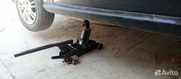 Домкрат подкатной2т