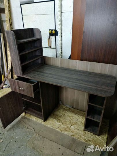 Маникюрный стол