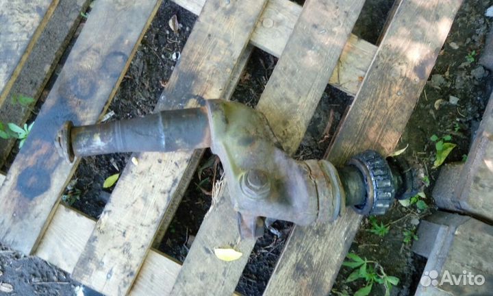 Коленось направляющего колеса на Дт-75