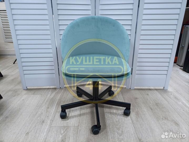 Стул на колесах