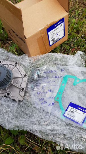 Водяная помпа (насос) на Вольво хс70