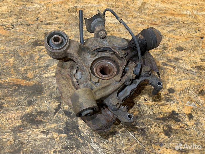 Кулак задний правый Mitsubishi Pajero 3 2000