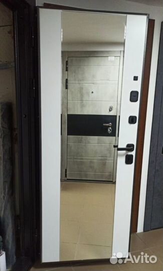 Дверь входная с зеркалом новая со склада