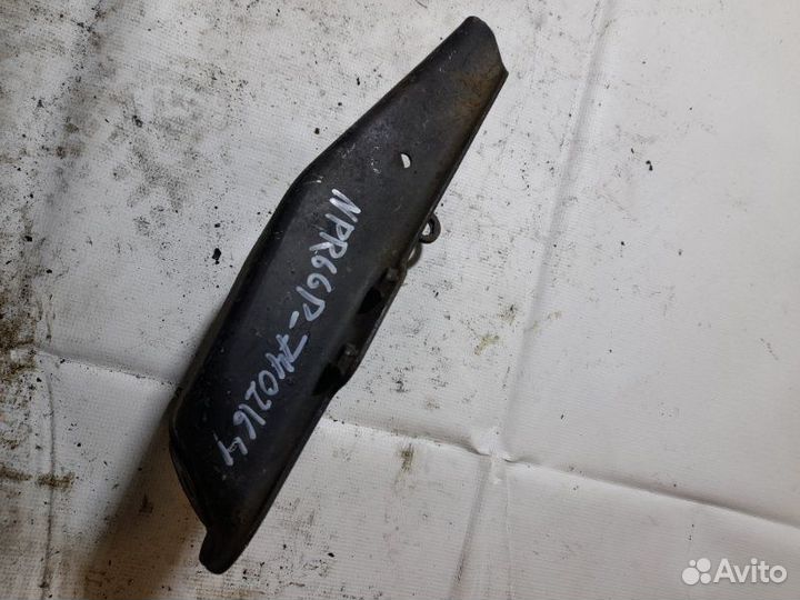 Крепление амортизатора Isuzu Elf NPR66 4HF1 1997