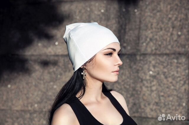 Летняя нарядная шапочка-бини молочного цвета №2