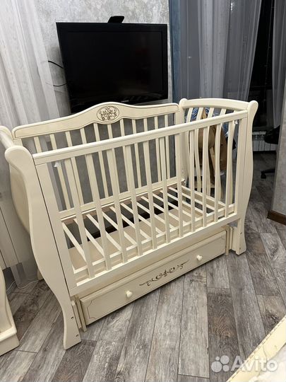 Детская кроватка с маятником и ящиком