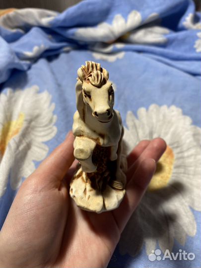 Фигурка нэцке лошадь