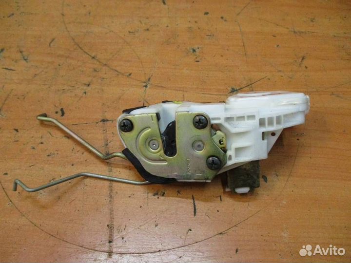 Замок двери передней левой Mitsubishi Outlander 1