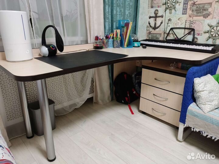 Угловой письменный стол с тумбой