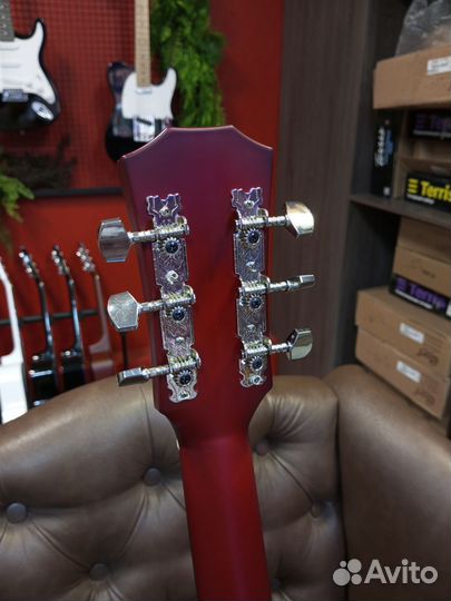 Акустическая гитара новая красного цвета