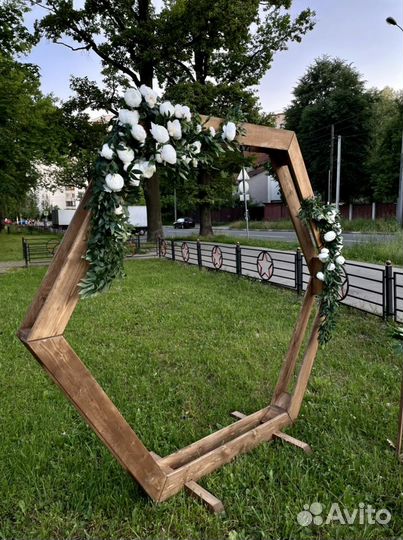 Свадебная арка с цветами и стойками в аренду