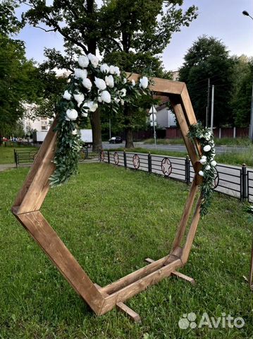 Свадебная арка с цветами и стойками в аренду