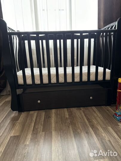 Детская кроватка с универсальным маятником