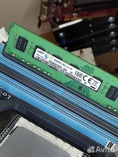 Материнская плата с процессором и памятью