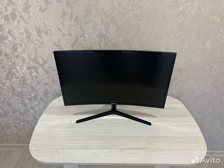 Изогнутый монитор Samsung 27
