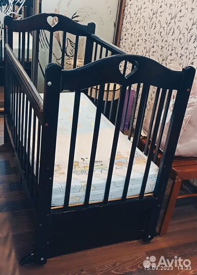 Детская кроватка с маятником и ящиками