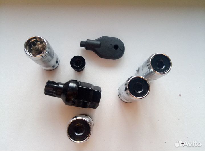 Гайки колесные с секреткой