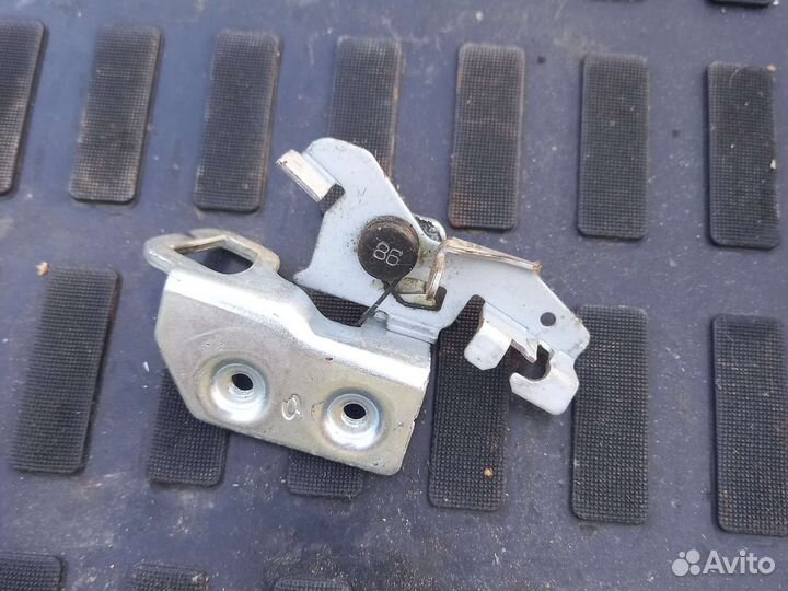 Крючок замка багажника nissan almera classic