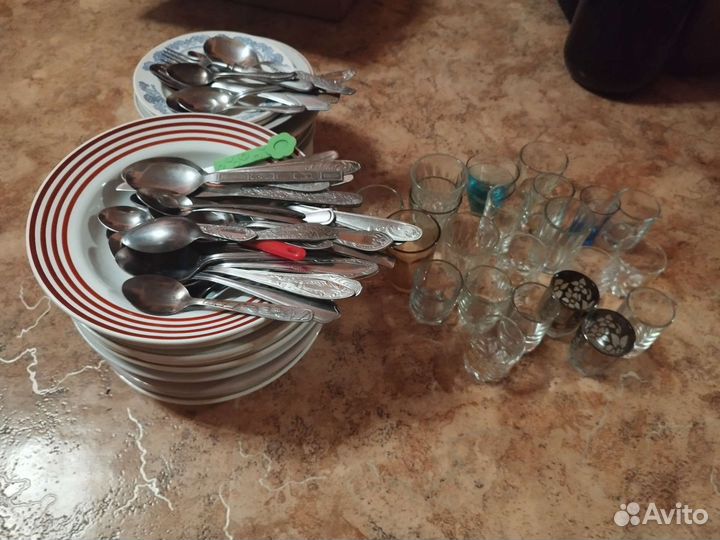 Тарелки, столовые приборы, стопки