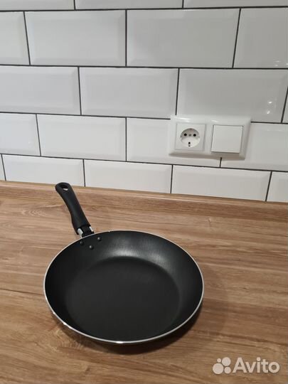 Сковорода новая диаметр 24 см
