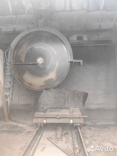 Памятник из лабрадорит