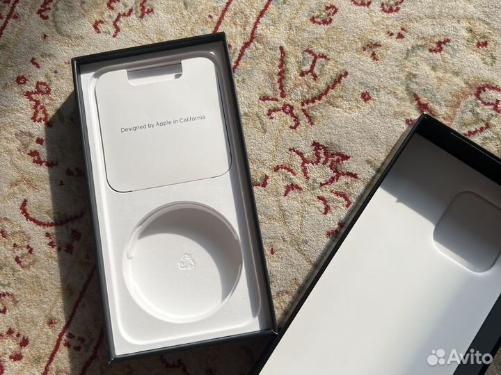 Коробка от iPhone 13 pro голубой