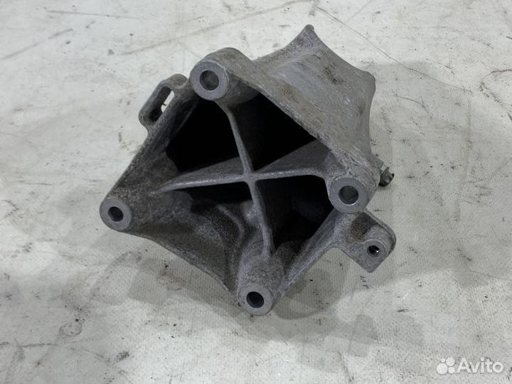 Правый кронштейн опоры двигателя Mercedes