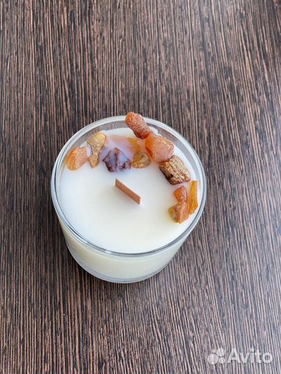 Свеча с янтарем из соевого воска