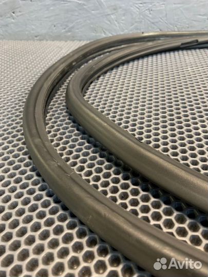 Уплотнительная резинка боковой двери задняя левая