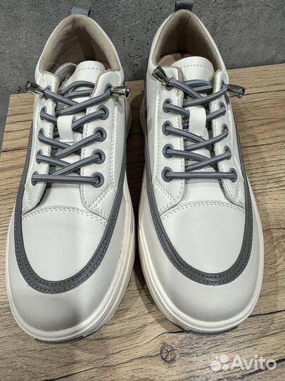 Кроссовки женские новые