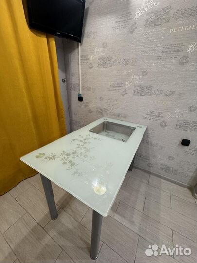 Стол кухонный со стеклянной столешницей