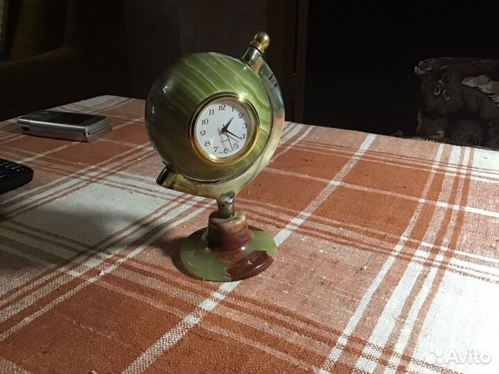 Часы из оникса