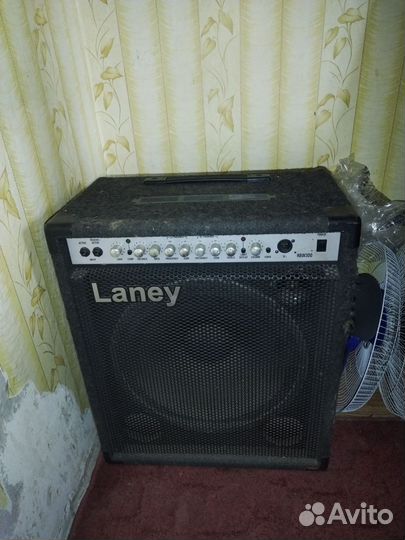 Басовый комбоусилитель