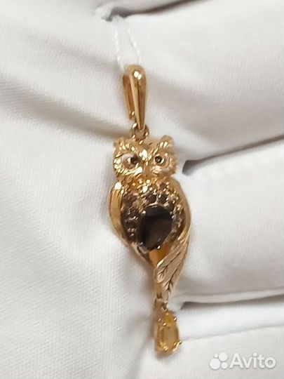 Золотая подвеска с камнем