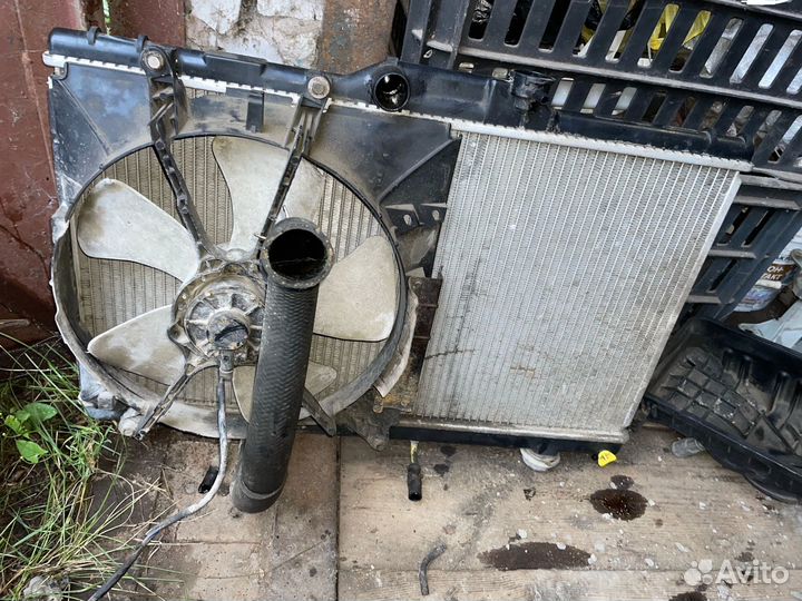 Радиатор охлаждения на Toyota Corolla AE100